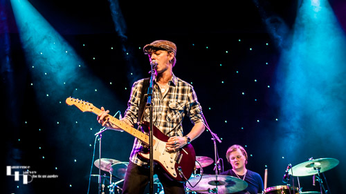 Dan Spellman on lead vocals & rhythm guitar, Charlie Simpson on drums