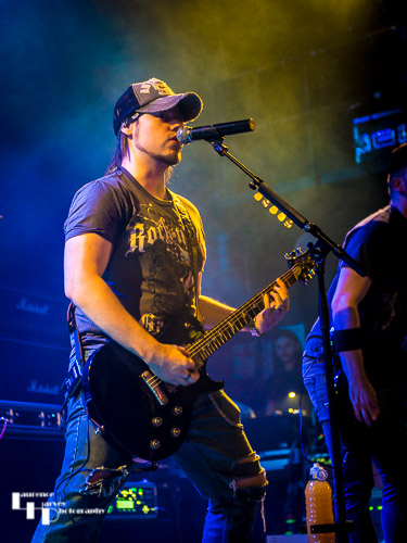 Rich Moss on vocals & backing guitar
