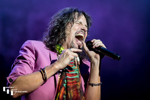 Kelly Hansen on lead vocals