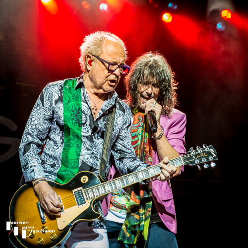 Mick Jones on lead guitar & Kelly Hansen on lead vocals