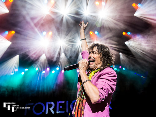 Kelly Hansen on lead vocals