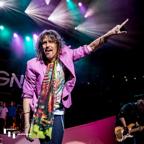 Kelly Hansen on lead vocals