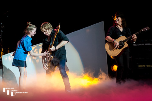 Impromptu guitar lesson from Jeff Pilson for one of the choir members