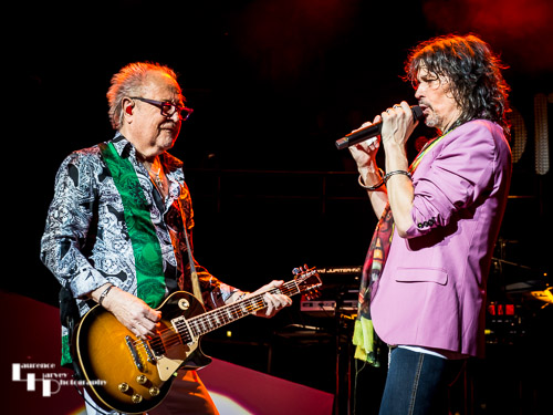 Mick Jones on lead guitar & Kelly Hansen on lead vocals