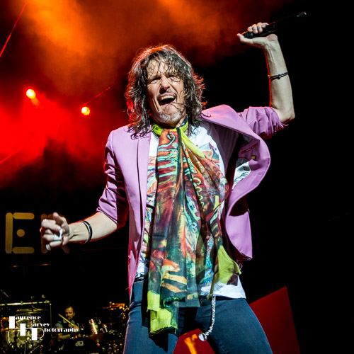 Kelly Hansen on lead vocals