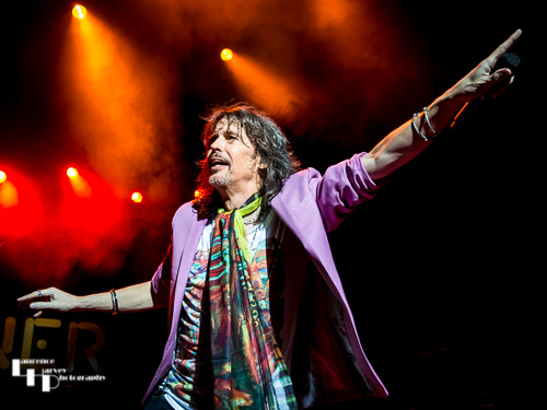 Kelly Hansen on lead vocals