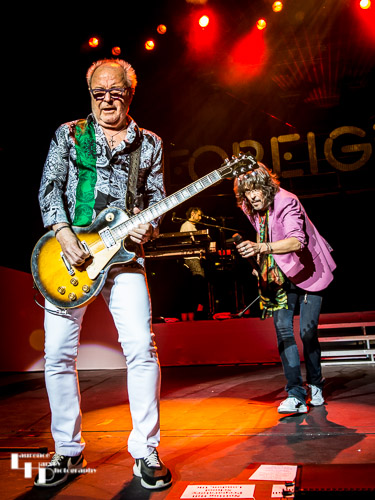 Mick Jones on lead guitar & Kelly Hansen on lead vocals
