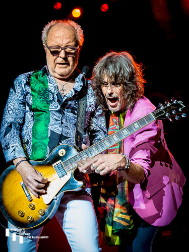 Mick Jones on lead guitar & Kelly Hansen on lead vocals