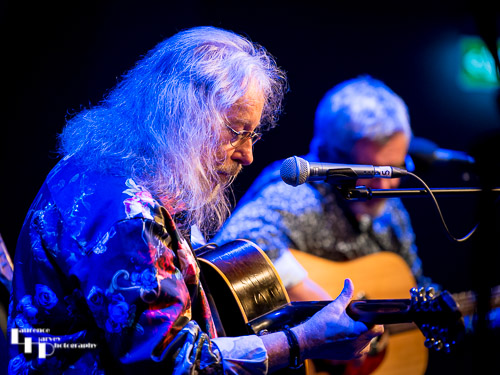 Dave Thomas on guitar & vocals