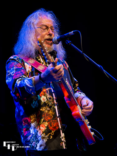 Dave Thomas on guitar & vocals
