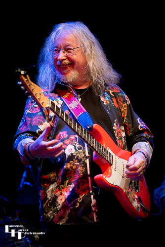 Dave Thomas on guitar & vocals