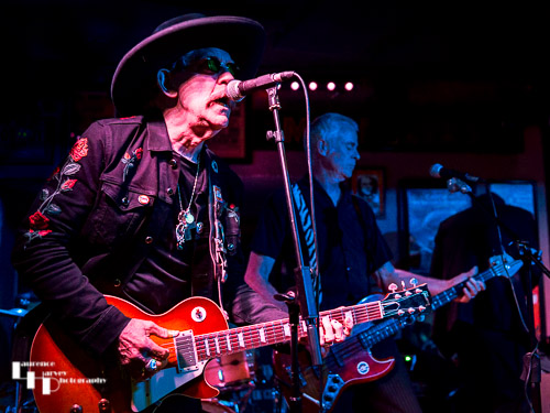 Lightnin' Willie on vocals & guitar