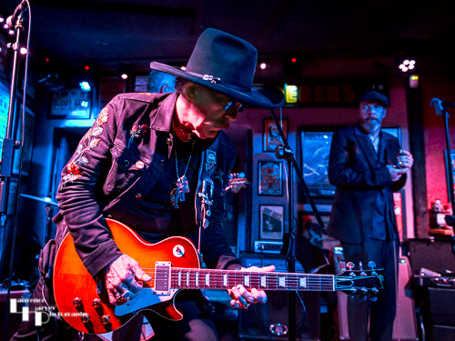 Lightnin' Willie on vocals & guitar