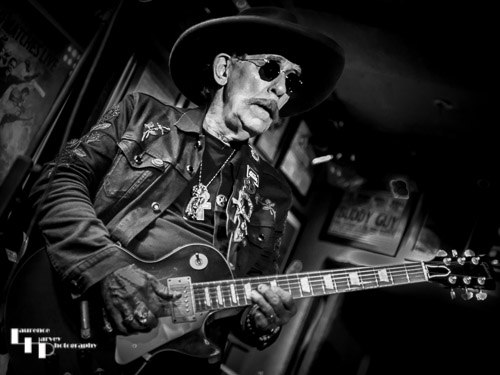 Lightnin' Willie on vocals & guitar