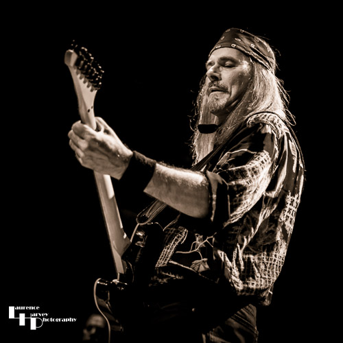 Mark Sutcliffe on guitar & vocals