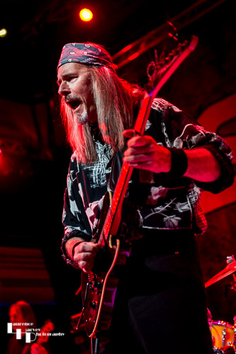 Mark Sutcliffe on guitar & vocals