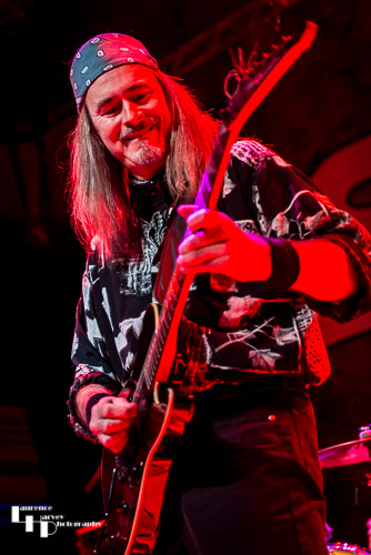 Mark Sutcliffe on guitar & vocals