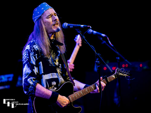Mark Sutcliffe on guitar & vocals