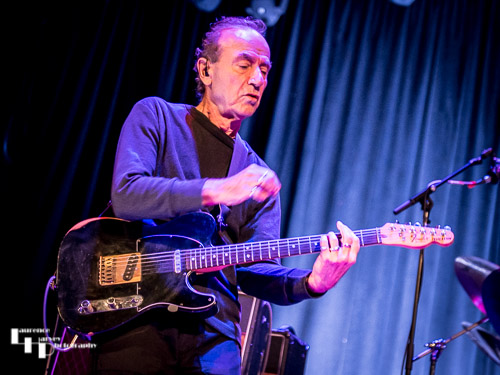 Hugh Cornwell on vocals & guitar