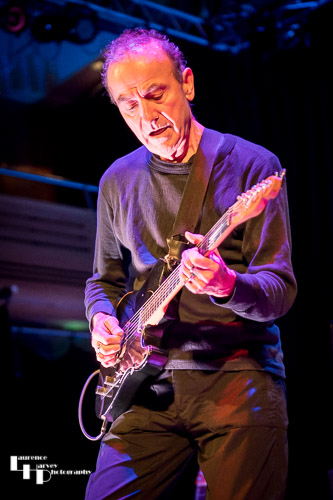 Hugh Cornwell on vocals & guitar