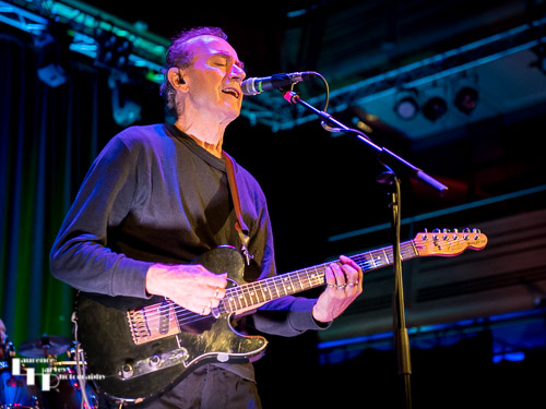 Hugh Cornwell on vocals & guitar