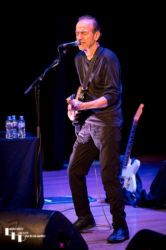 Hugh Cornwell on vocals & guitar
