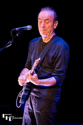 Hugh Cornwell on vocals & guitar