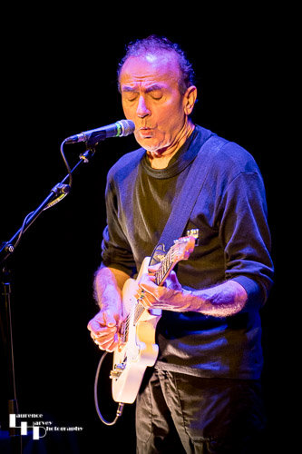 Hugh Cornwell on vocals & guitar