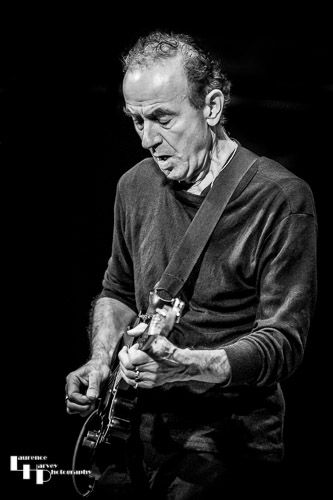 Hugh Cornwell on vocals & guitar