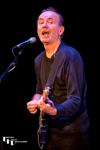 Hugh Cornwell on vocals & guitar