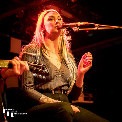 Kira Mac on vocals