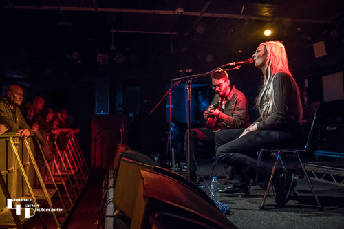 Kira Mac on vocals & Joe Worrall on acoustic guitar