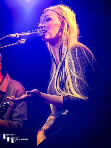 Kira Mac on vocals