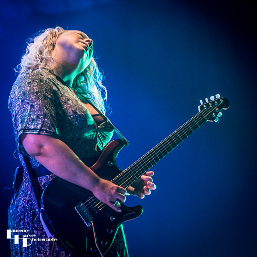 Chantel McGregor on vocals & guitar