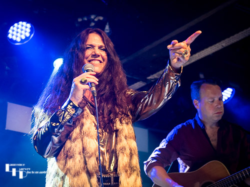 Sari Schorr on vocals