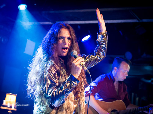 Sari Schorr on vocals
