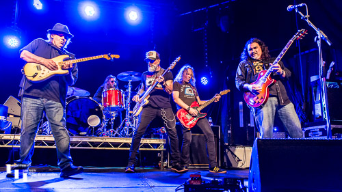 Guest Alastair Greene on guitar with Walter Trout & his band
