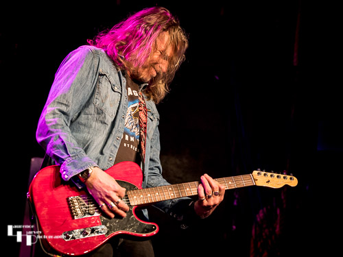 Andrew Elt on guitat & vocals