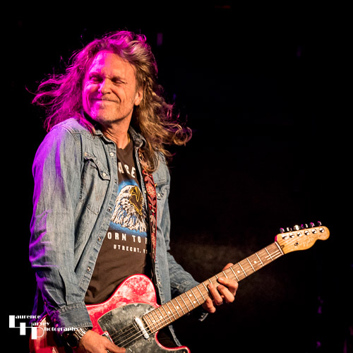 Andrew Elt on guitat & vocals