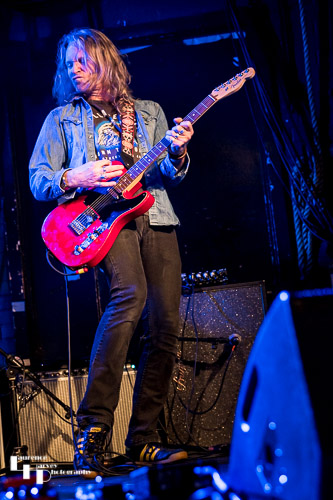 Andrew Elt on guitat & vocals
