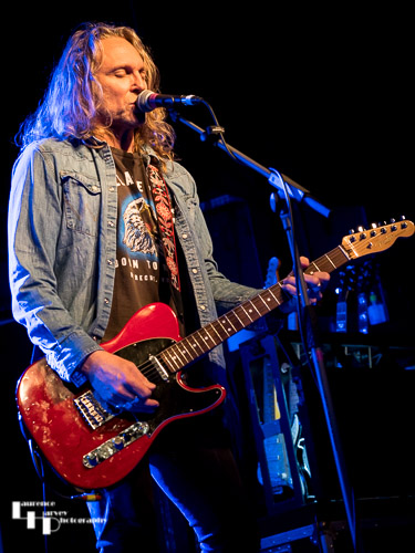 Andrew Elt on guitat & vocals