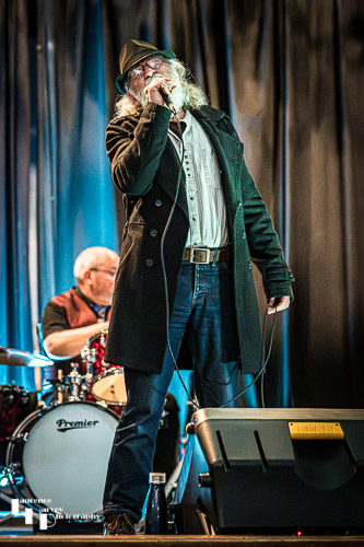 Dave Bowyer on vocals & harmonica