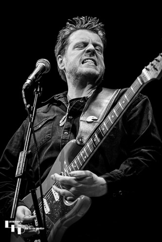 Danny Bryant on vocals & guitar