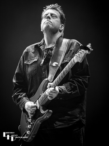 Danny Bryant on vocals & guitar