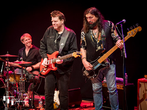 Danny Bryant on guitar, Artjom Feldtser on bass, Alex Hinz on drums