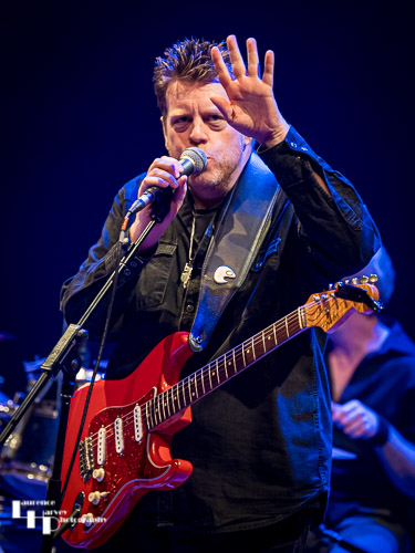 Danny Bryant on vocals & guitar