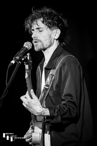 Félix Rabin on guitar & vocals