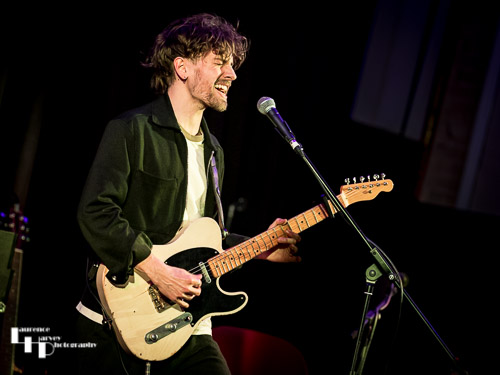 Félix Rabin on guitar & vocals