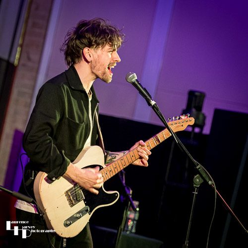 Félix Rabin on guitar & vocals