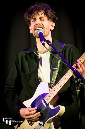 Félix Rabin on guitar & vocals